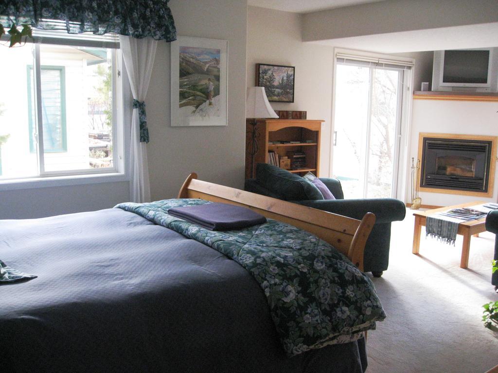 Avens Renaissance B&B 캔모어 객실 사진