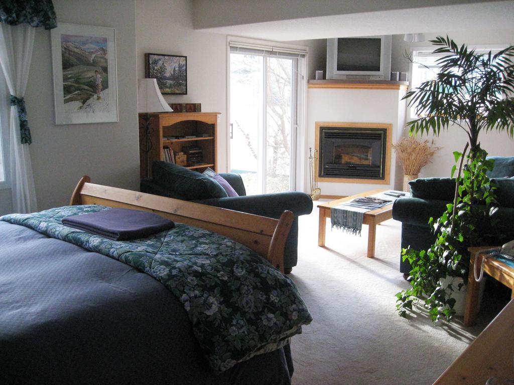 Avens Renaissance B&B 캔모어 객실 사진